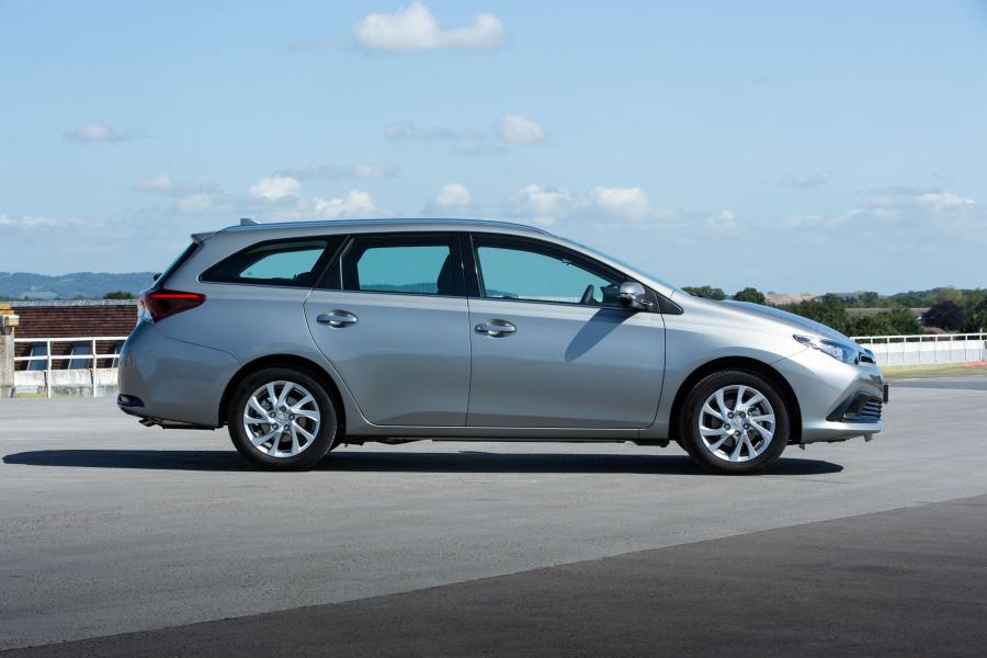  Toyota Auris Touring Sports 2015 года  (UK) (фото 7 из 20)
